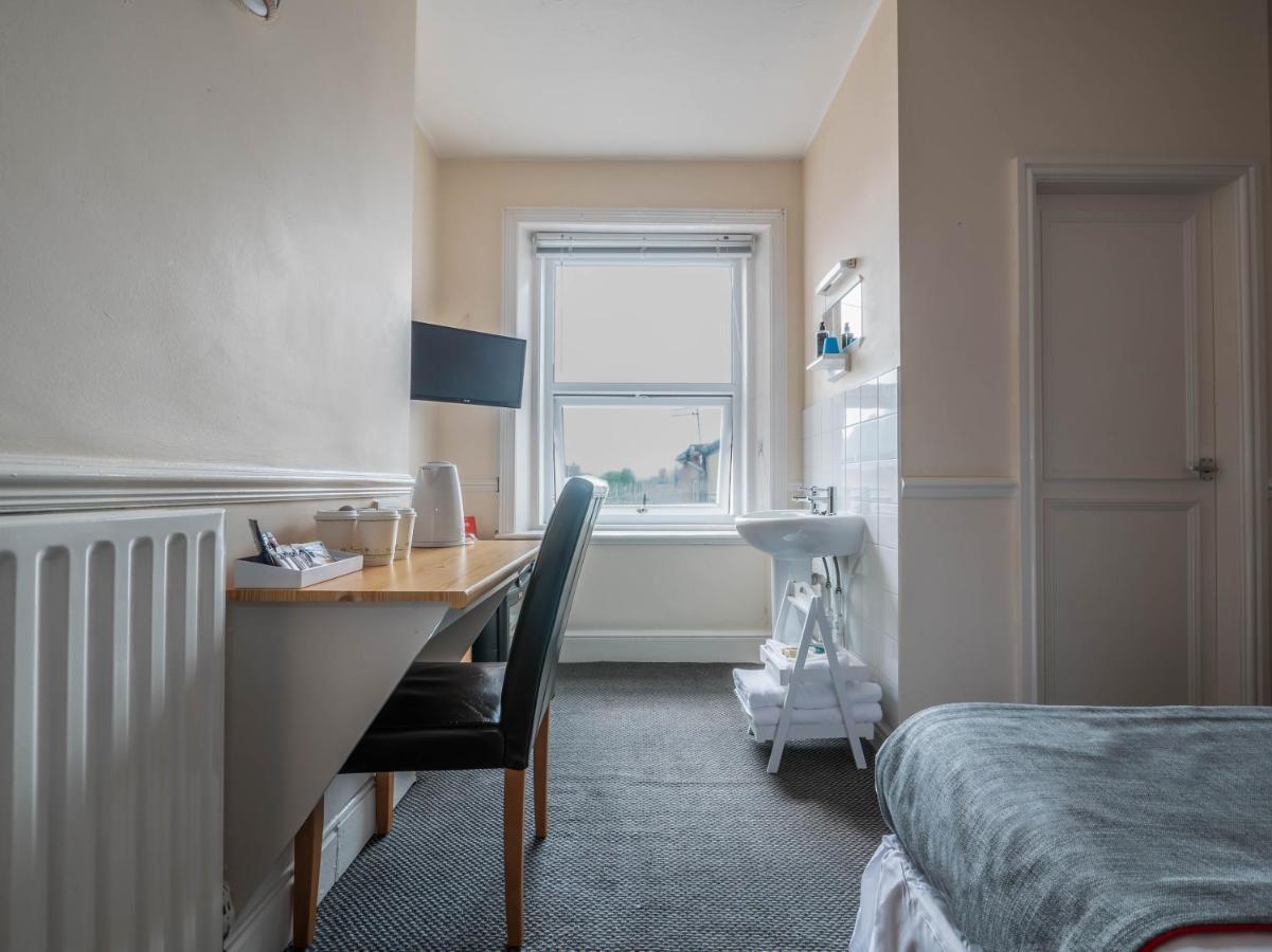 OYO Pier Hotel Rhyl Extérieur photo