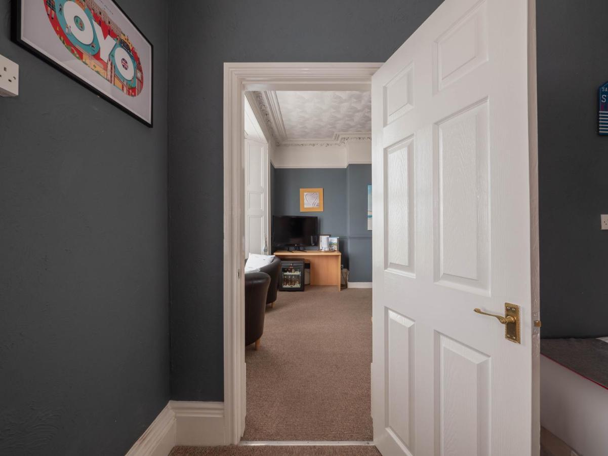 OYO Pier Hotel Rhyl Extérieur photo