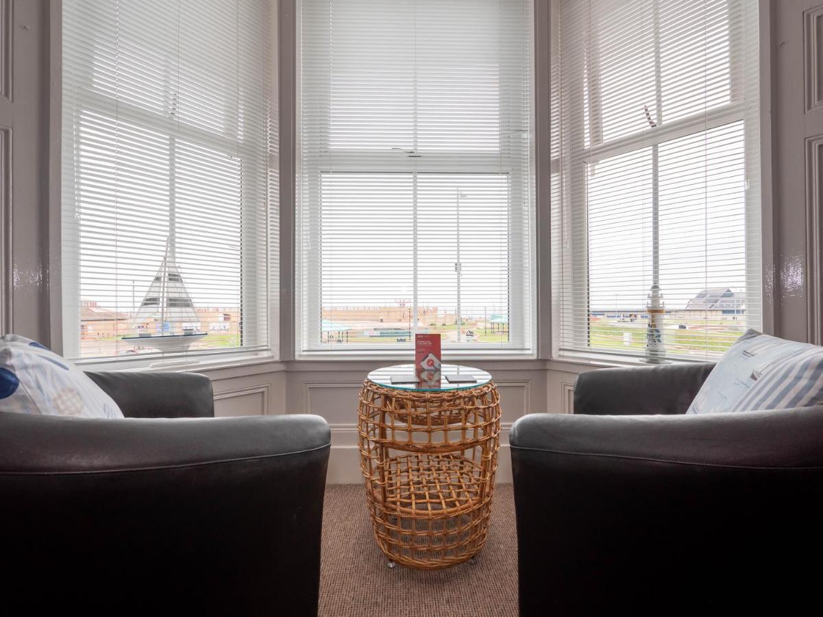 OYO Pier Hotel Rhyl Extérieur photo