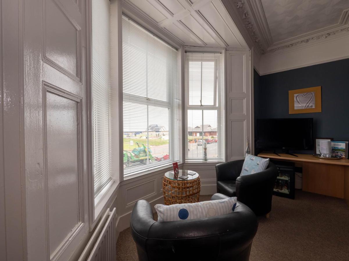 OYO Pier Hotel Rhyl Extérieur photo