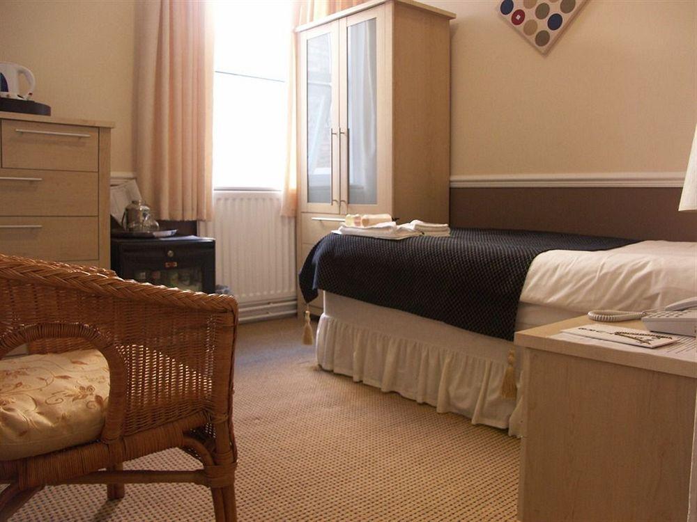 OYO Pier Hotel Rhyl Extérieur photo